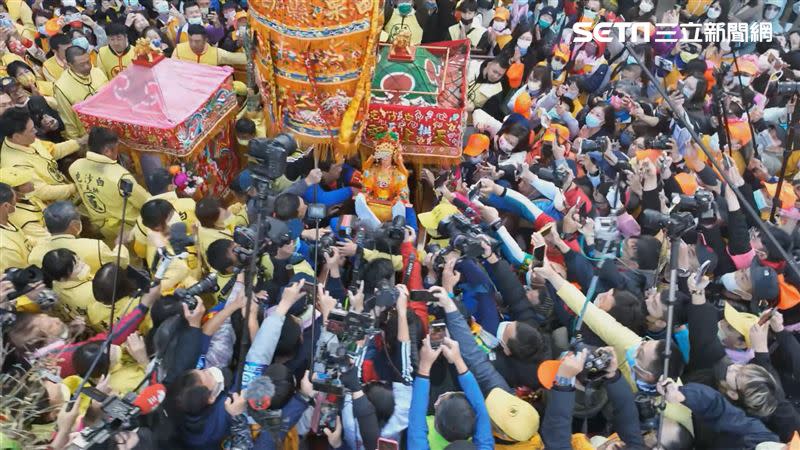 進火後媽祖婆首露聖容。恭迎白沙屯媽祖出鑾轎。（圖／寶島神很大）