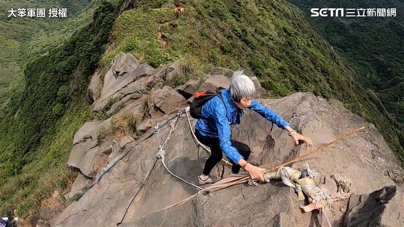 阿嬤健步如飛地登上劍龍稜。（圖／大笨軍團 授權）