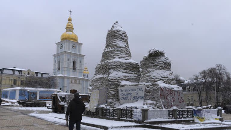 Monumentos protegidos con bolsas de arena frente a la Catedral de San Miguel, en Kiev