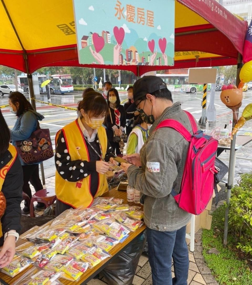 永慶房屋特別準備可愛的造型氣球、小點心，希望邀請更多民眾一起參與公益活動。（永慶房產提供）