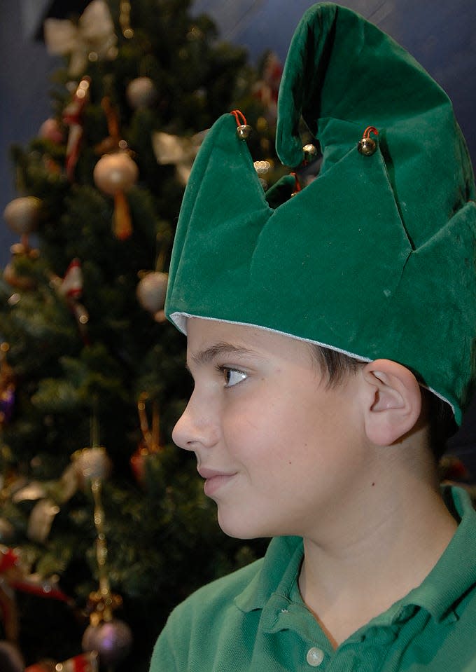 PATRICK SULLIVAN/TIMES-NEWS
25-December-2008
Santa's elf Spencer Dudas, 10, helps during the Bounty of Bethlehem Christmas dinner at Immaculata School Gym Thursday.