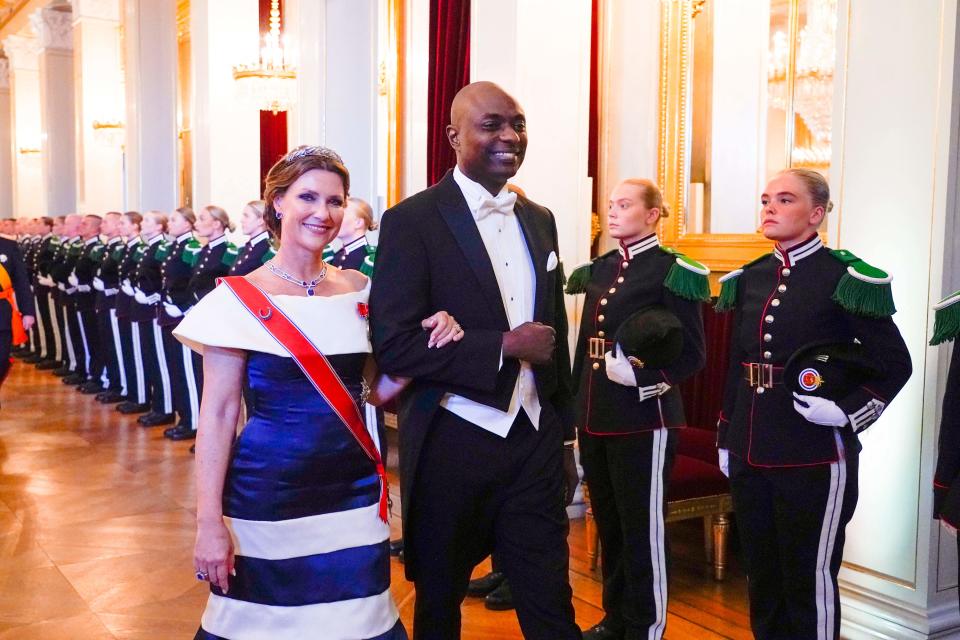 This picture taken on June 17, 2022 shows Norway's Princess Martha Louise (L) and her American fiancé Durek Verrett as they go in procession through the large ballroom to the gala dinner for Princess Ingrid Alexandra (unseen) at the castle in Oslo. Norway's Princess Martha Louise, the eldest daughter of the Norwegian royal couple, and her American fiancé Durek Verrett, a self-proclaimed 