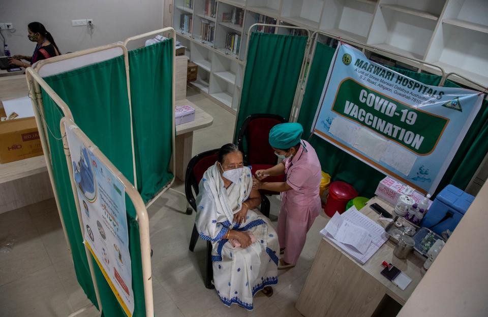 INDIA: Una anciana recibe la vacuna COVID-19 en un hospital privado en Gauhati, India, el jueves 4 de marzo de 2021. La campaña de vacunación COVID-19 para personas mayores y mayores de 45 años con comorbilidades comenzó en el gobierno y en hospitales privados designados. en Gujarat el lunes junto con el resto del país.