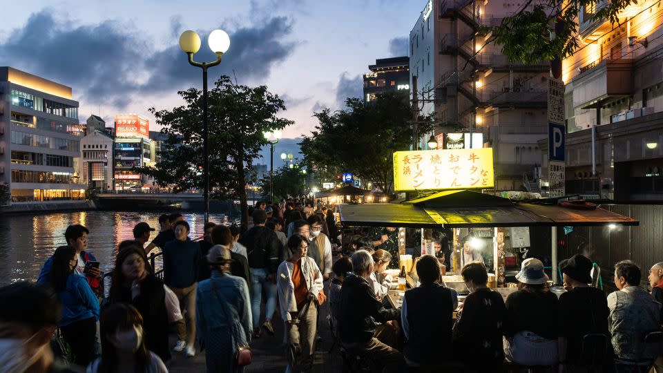 A row of yatais at a busy spot along the Naka River in Fukuoka. - AsiaDreamPhoto/Alamy Stock Photo