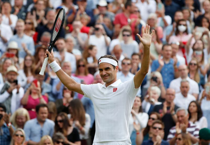 El suizo Roger Federer celebra tras ganar su partido de segunda ronda en Wimbledon ante el francés Richard Gasquet, en el All England Lawn Tennis and Croquet Club, Londres, Inglaterra