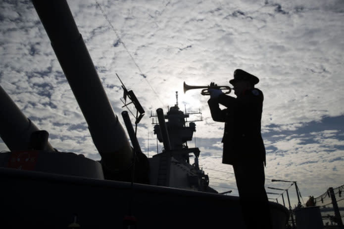 Anlässlich des 75. Jahrestages der Attacke auf Pearl Harbor spielt Greg Murphy die Hymne der US-amerikanischen Navy „Eternal Father, Strong to Save“ in New Jersey. (Foto: Matt Rourke/AP)