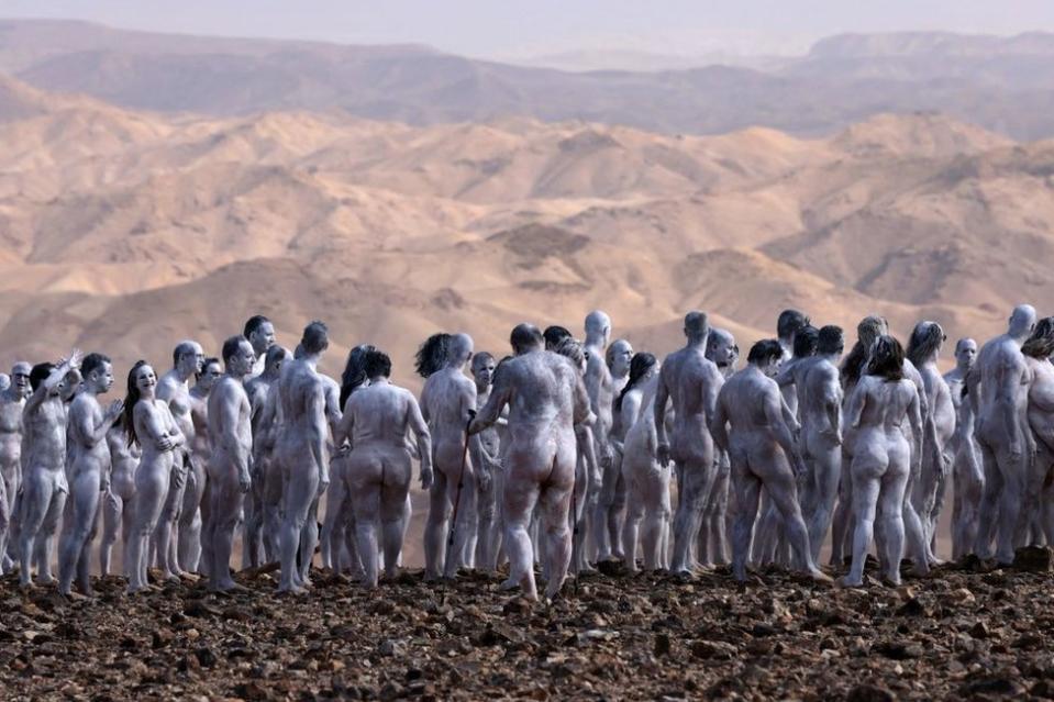 Participantes en la última instalación del fotógrafo estadounidense Spencer Tunick en el mar Muerto, en Arad, Israel, el 17 de octubre de 2021.