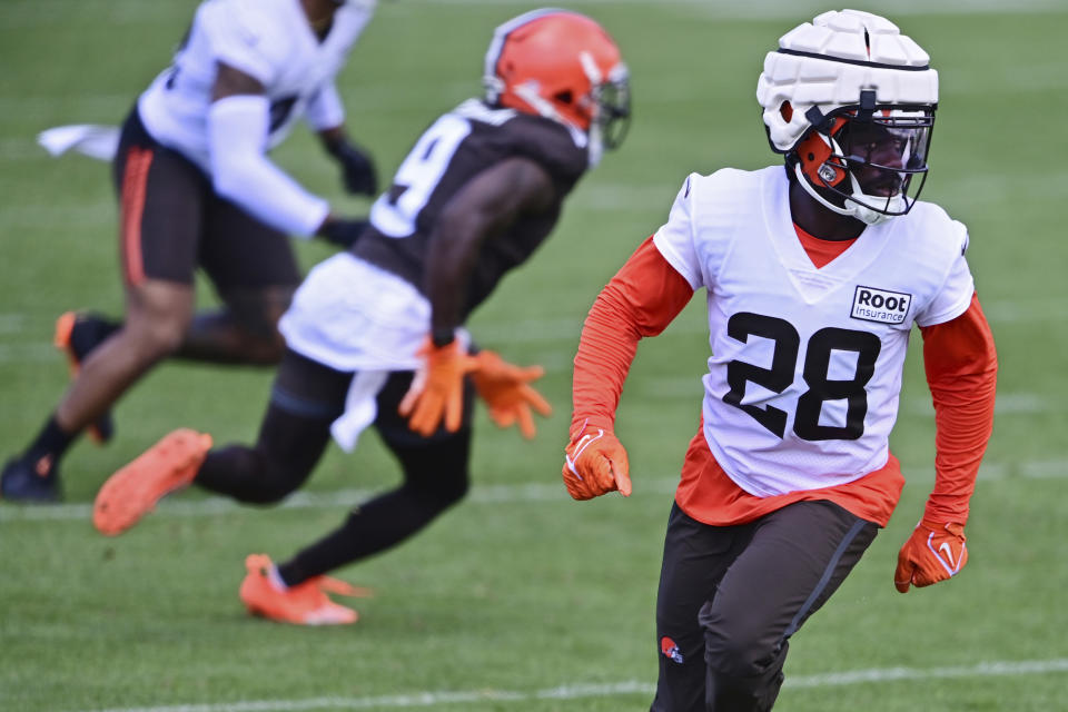 Cleveland Browns linebacker Jeremiah Owusu-Koramoah runs while in coverage during an NFL football practice in Berea, Ohio, Friday, July 29, 2022. (AP Photo/David Dermer)