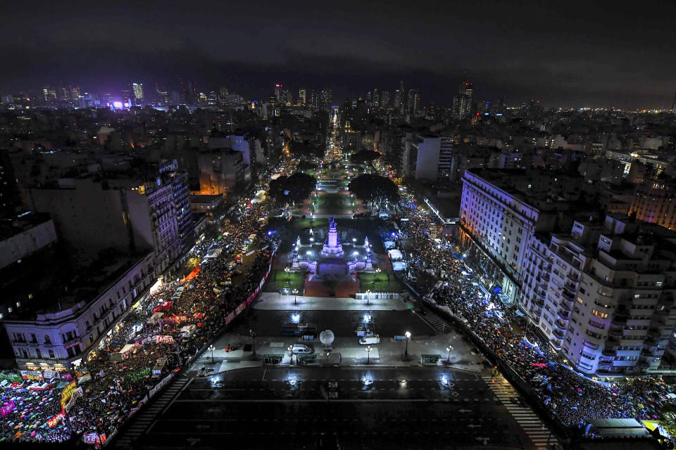 <p>Protesters demonstrate in support of loosening the abortion law, left, and against abortion, right, in this photo taken from Congress where lawmakers are debating the issue in Buenos Aires, Argentina, Wednesday, Aug. 8, 2018. Following months of increasingly tense debate, lawmakers are meeting ahead of a vote on a bill that would decriminalize abortions up to the first 14 weeks of pregnancy. (Photo: Delfina Linares/Argentine Senate via AP) </p>