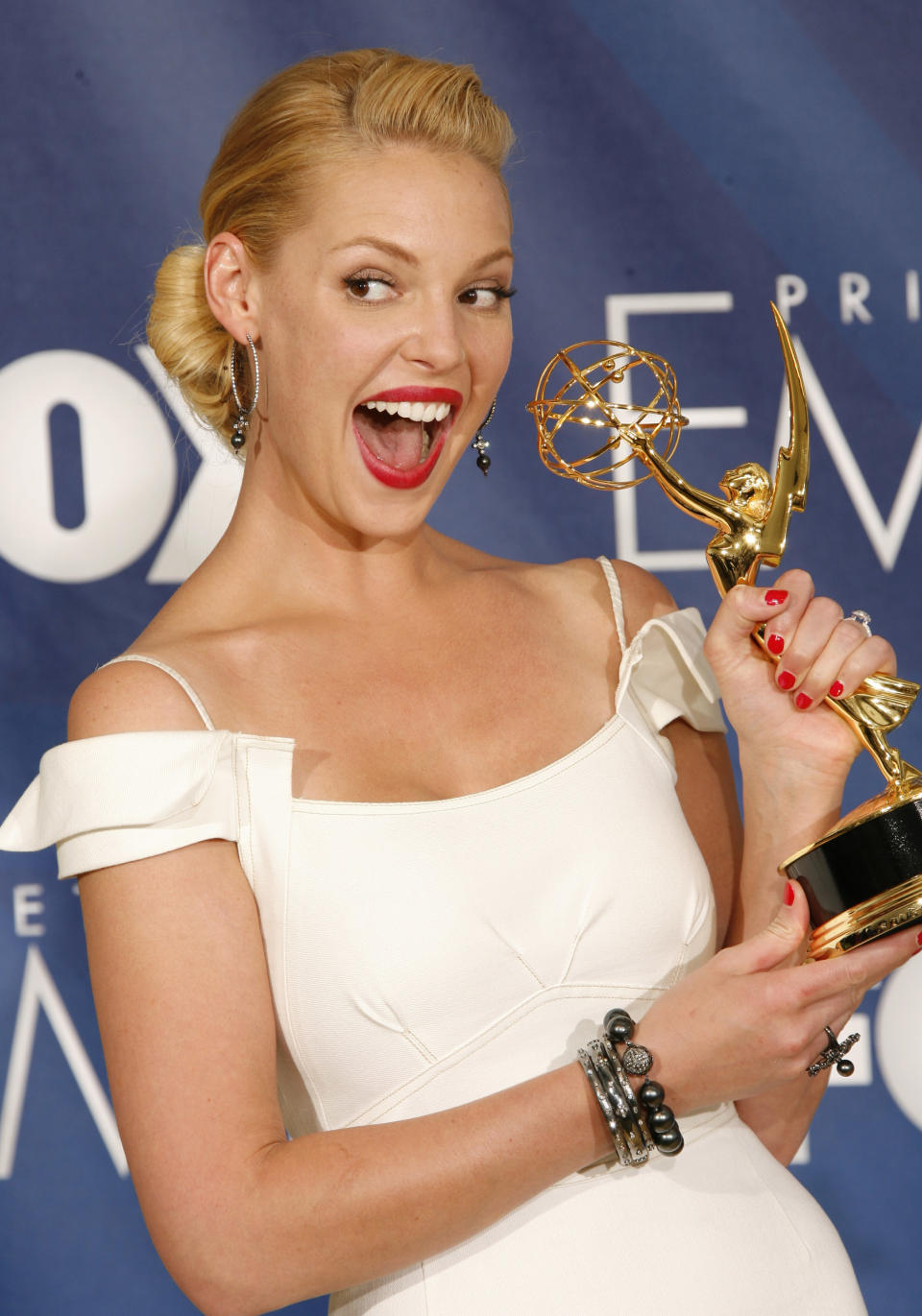 Katherine Heigl holding her Emmy award