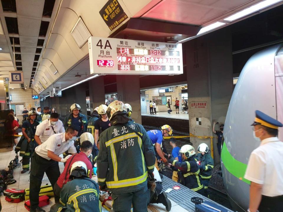 74歲劉姓婦人25日中午不明原因從台北車站月台跌落至軌道，遭台鐵區間車撞擊，送醫搶救宣告不治。（翻攝畫面／中央社）