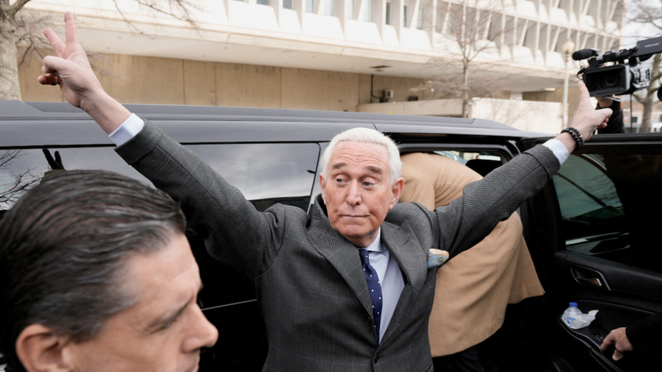 Roger Stone durante su testimonio, diciembre 2021