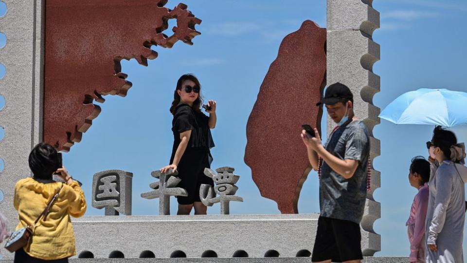 中國遊客在福建平潭海邊的台灣地圖碑前拍照留念（6/8/2022）