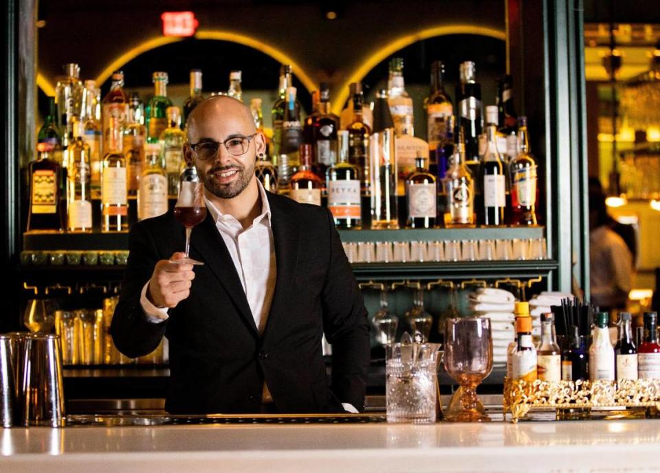 El director de bebidas de Amelia's 1931, Alexander Aportela, de 32 años, posa en el bar el jueves 15 de junio de 2023, en Miami, Florida.