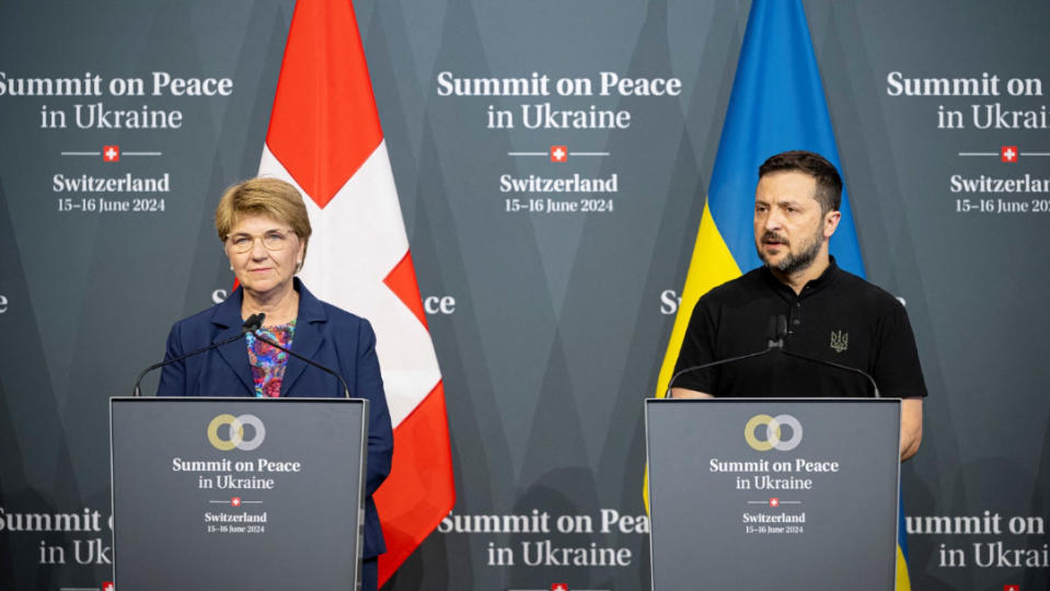 瑞士總統阿姆赫德（左）與烏克蘭總澤倫斯基（右），6月16日共同舉行烏克蘭和平峰會的會後記者會。路透社