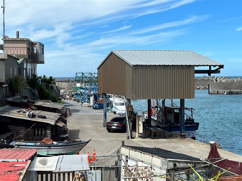 《週末在台北》在海邊搭建鐵皮屋用作拍戲場景。（圖／記者陳穎攝影）