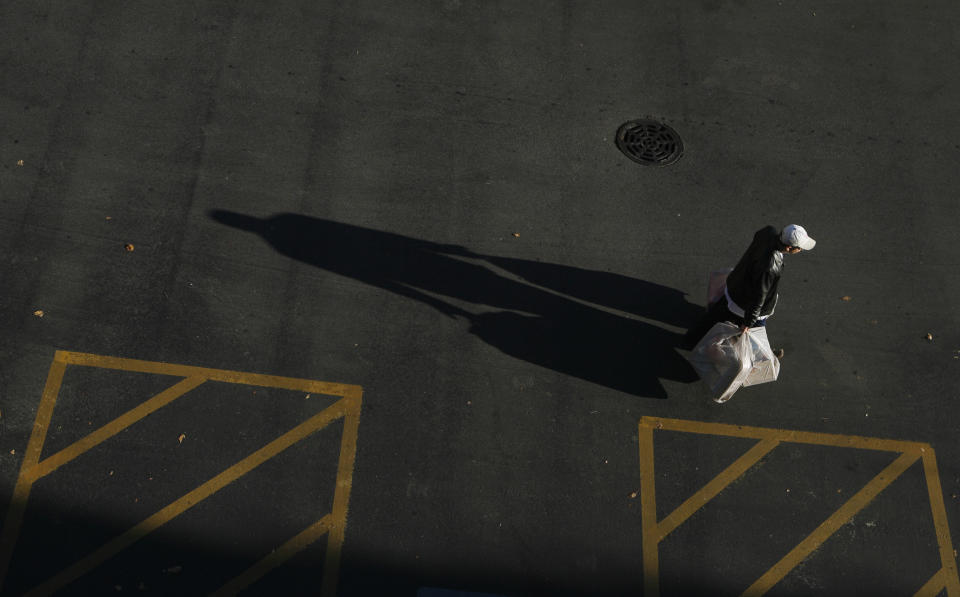 A shopper leaves a Kohl's store in Chicago November 24, 2006. REUTERS/John Gress (UNITED STATES)