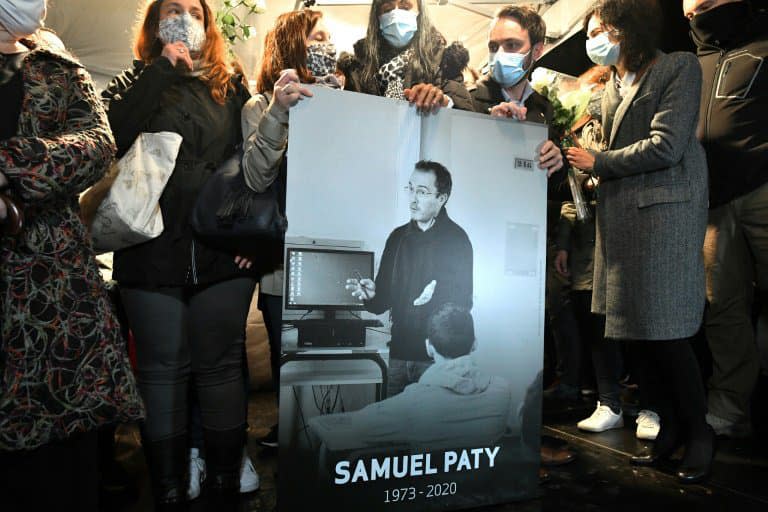 Des collègues et des proches de Samuel Paty lors d'une marche blanche en sa mémoire à Conflans-Sainte-Honorine (Yvelines) le 20 octobre 2020 - Bertrand GUAY © 2019 AFP