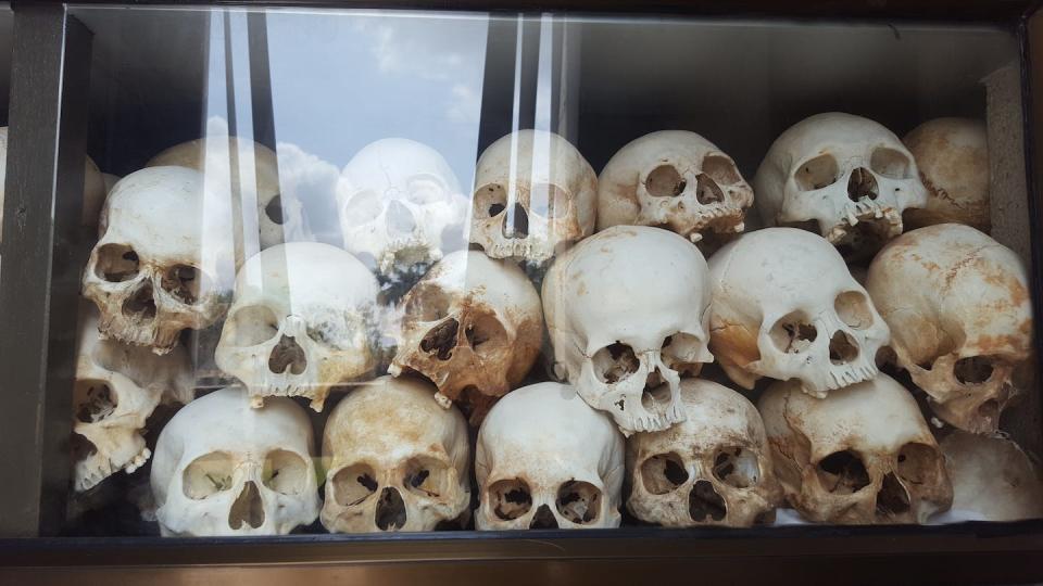 Cráneos en el Memorial de Choeung Ek (Camboya). Cerca de Phnom Penh, la capital camboyana, unas 20.000 personas fueron asesinadas a finales de la década de 1970. Más de 5.000 cráneos de las víctimas se colocaron en una torre (estupa). <a href="https://commons.wikimedia.org/wiki/File:Killing_Fields_20170222-1.jpg" rel="nofollow noopener" target="_blank" data-ylk="slk:Wikimedia Commons / Dr. Hubertus Knabe;elm:context_link;itc:0;sec:content-canvas" class="link ">Wikimedia Commons / Dr. Hubertus Knabe</a>, <a href="http://creativecommons.org/licenses/by-sa/4.0/" rel="nofollow noopener" target="_blank" data-ylk="slk:CC BY-SA;elm:context_link;itc:0;sec:content-canvas" class="link ">CC BY-SA</a>