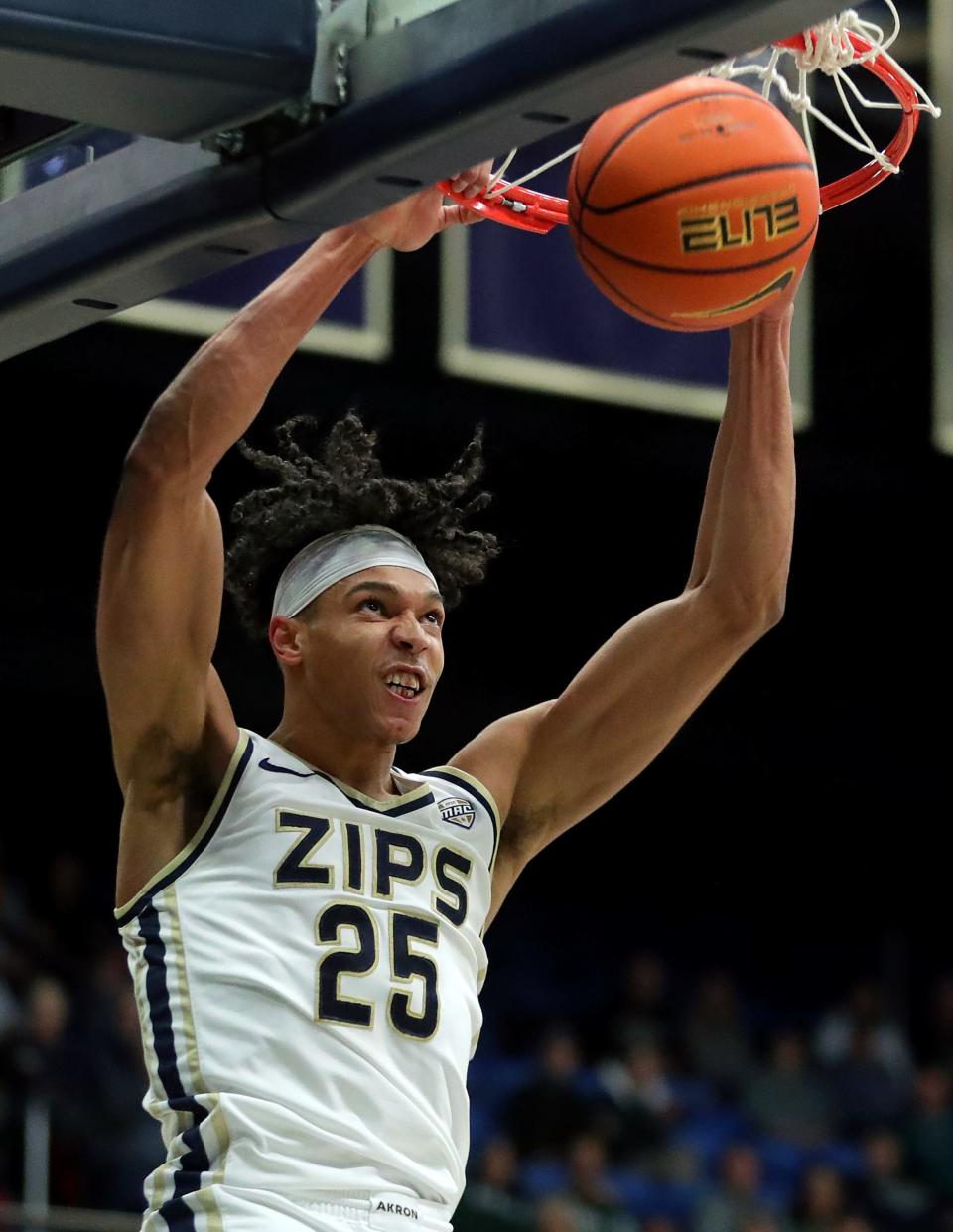 Akron Zips forward Enrique Freeman dunks in the first half against Ohio on Tuesday in Akron.
