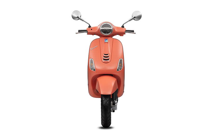 Vespa LX 125 i-get FL珊瑚紅。（圖／Vespa提供）