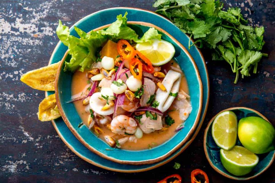 Ceviche peruano con maíz.