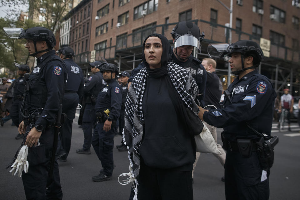  一名示威人士在Met Gala會場附近遭警方逮捕。（美聯社）Police arrest a Palestinian protester during the Met Gala near the Metropolitan Museum of Art where the Met Gala takes place on Monday, May 6, 2024, in New York. (AP Photo/Andres Kudacki)