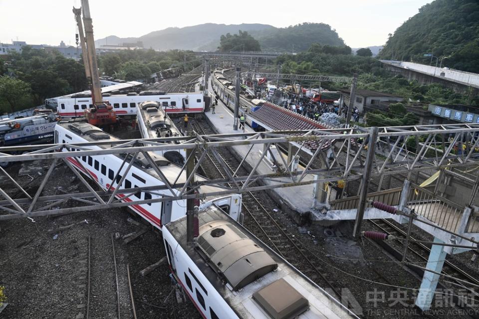 普悠瑪翻車事故一週年 16:49全線火車鳴笛追思