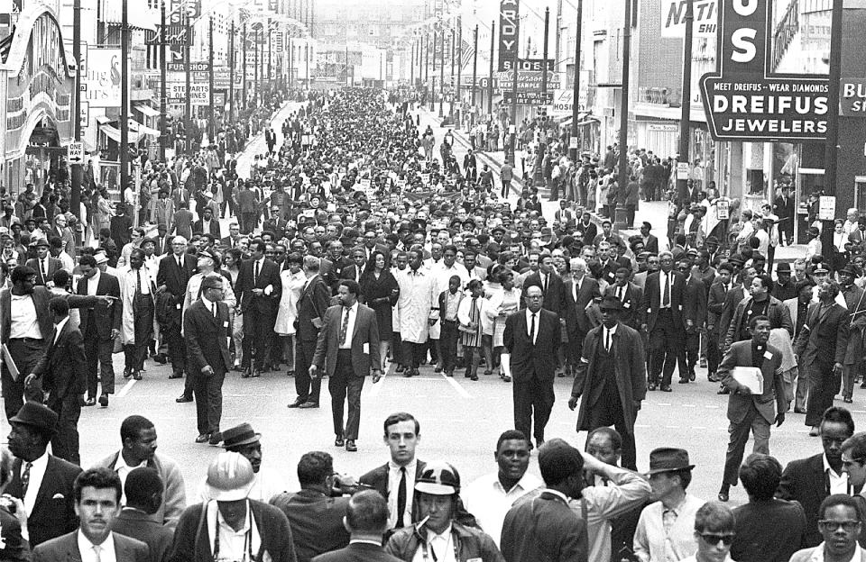 <p>Coretta Scott King (center left, in black) and Rev. Ralph Abernathy (center right), lead a massive march in Memphis. (Photo: Robert Abbott Sengstacke/Getty Images) </p>