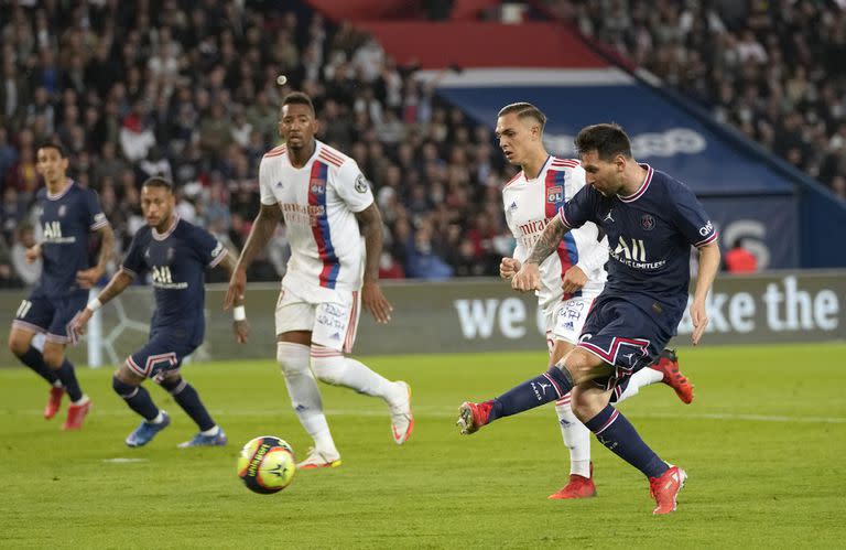 El zurdazo de Messi será despejado por el arquero de Lyon; todavía no pudo convertir con la camiseta de PSG