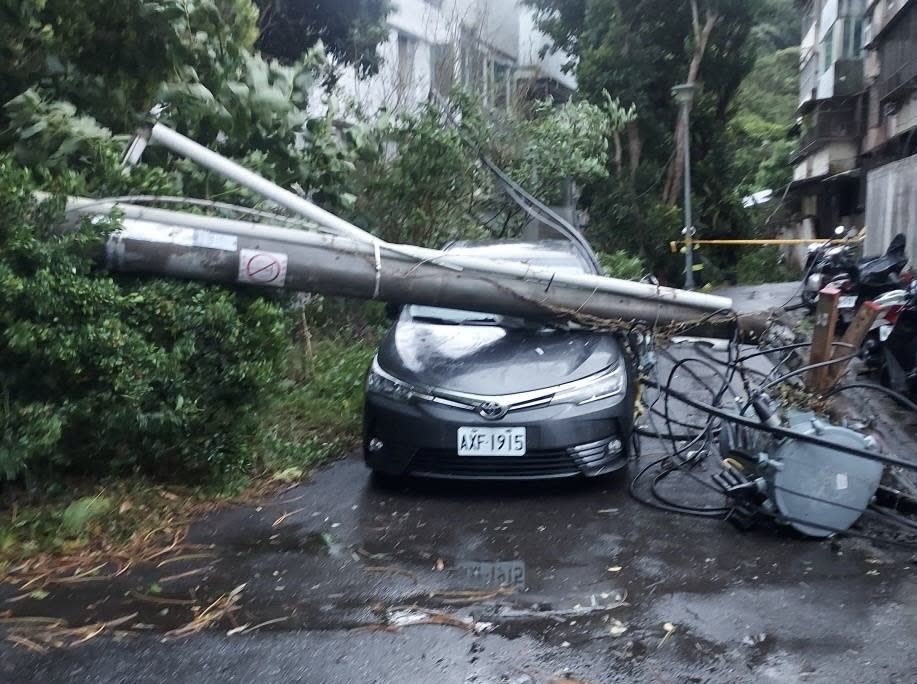 鋒面報到雨彈狂襲宛如颱風　各地傳災清！樹倒刮斷電纜竄火光