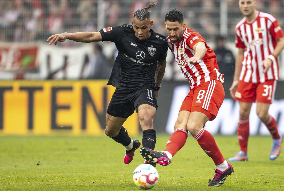 El colombiano Juan Jose Perea del Stuttgart pelea por el balón con Rani Khedira del Unión de Berlín en el encuentro de la Bundesliga el sábado 1 de abril del 2023. (Andreas Gora/dpa via AP)