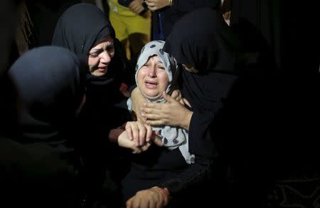 Palestinian relatives of 18-year-old fisherman Feras Meqdad, who Palestinian health officials said was shot dead by Egyptian forces, mourn during his funeral in Rafah in the southern Gaza Strip November 6, 2015. REUTERS/Ibraheem Abu Mustafa