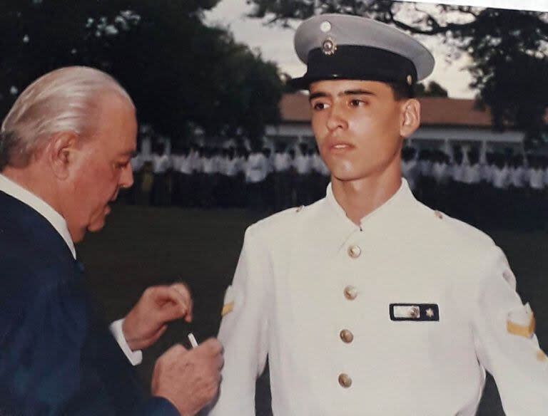 Edgardo Trabalón egresó del Liceo Militar en 1993 como bachiller nacional y subteniente de reserva del arma de caballería. 