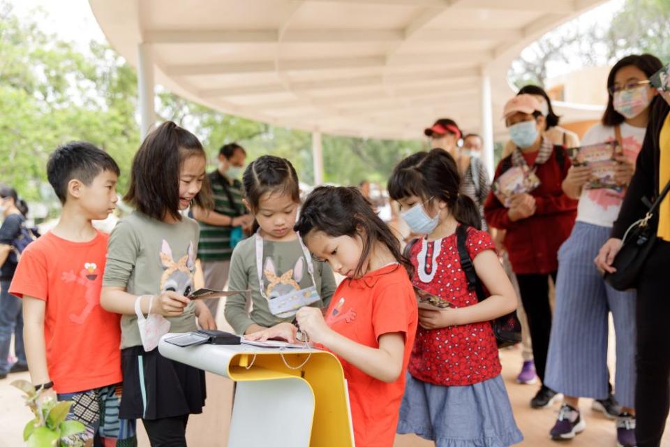 新竹市立動物園第300萬人次入園遊客誕生！市府表示，來自竹北市的陳先生，十九日帶太太、女兒至動物園遊園，幸運成為第三百萬入園幸運兒。(圖由新竹市政府提供)