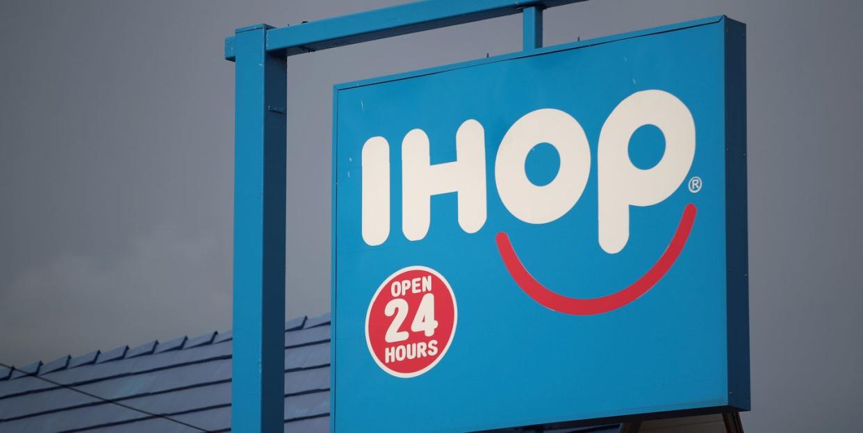 restaurant chains applebee's and ihop to close over 100 stores