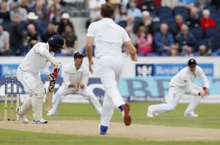 Britain Cricket - England v Sri Lanka - Second Test - Emirates Durham ICG - 29/5/16 Sri Lanka's Dimuth Karunaratne is caught by England's Joe Root off Chris Woakes Action Images via Reuters / Jason Cairnduff