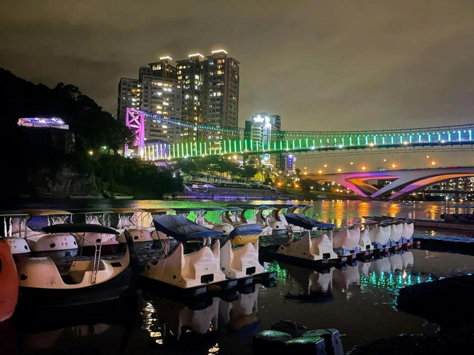 碧潭吊橋8月推出全新主題「虹彩絮語」光雕動畫，彷彿彩虹劃過夜空。（圖／新北觀旅局）