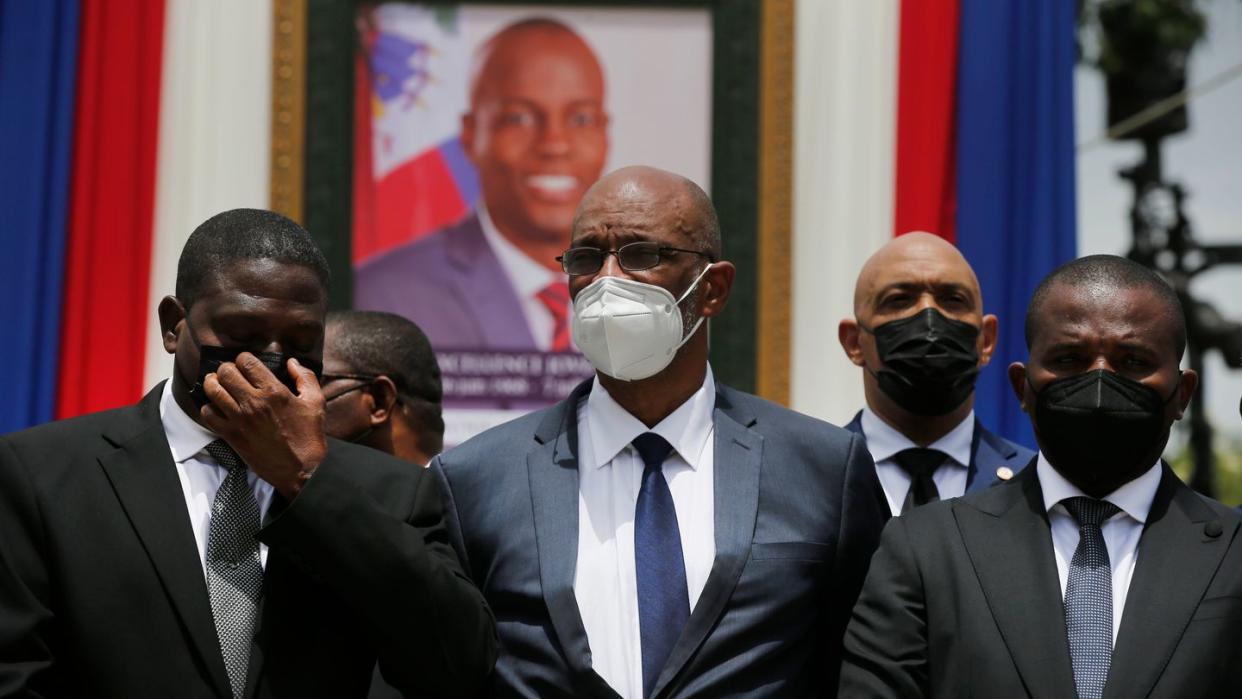 Ariel Henry (M), designierter Premierminister von Haiti, und Interims-Regierungschef Claude Joseph (r) stehen vor einem Porträt des ermordeten haitianischen Präsidenten Jovenel Moise.