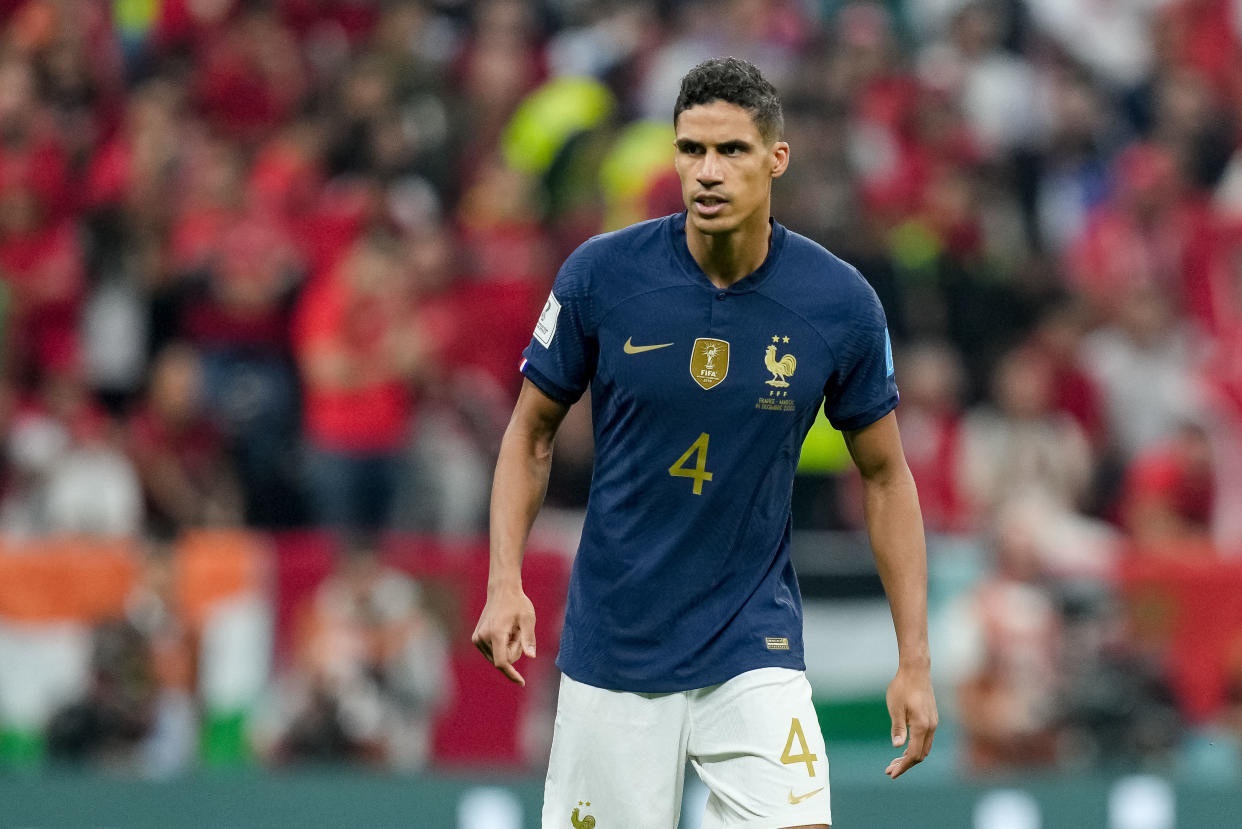 Virus del camello en Francia, ahora Raphael Varane puede estar contagiado (Foto de: Mohammad Karamali/DeFodi Images via Getty Images)