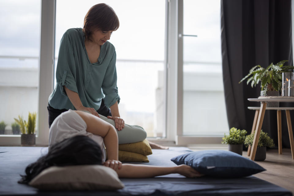 Acudir a un terapeuta y adoptar una postura adecuada para dormir es muy importante para aliviar el dolor de espalda. (Getty Creative)