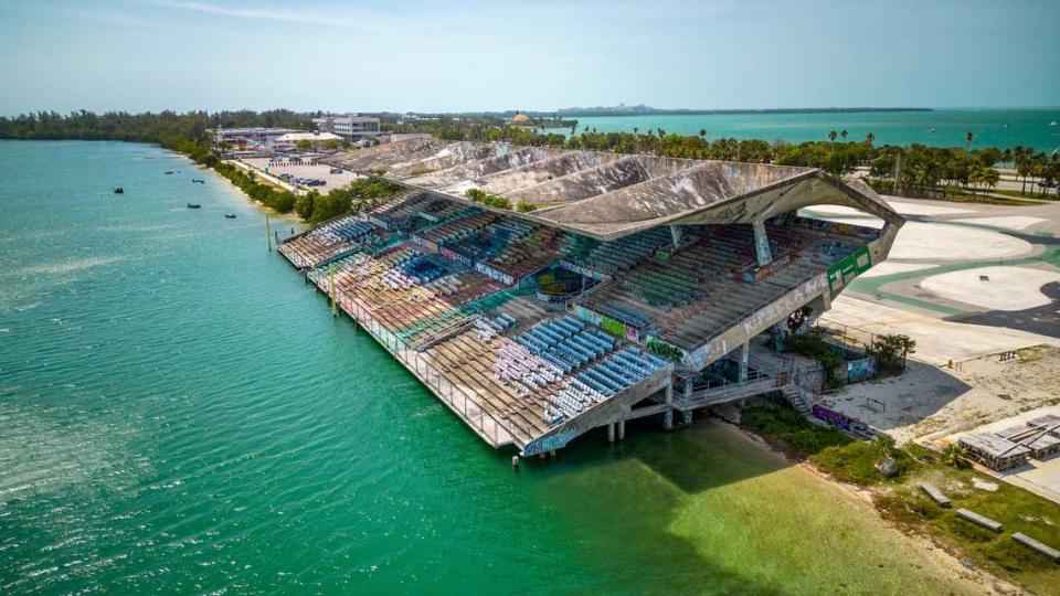 Construido en 1963, el histórico Miami Marine Stadium, propiedad de la ciudad y situado junto al Rickenbacker Causeway, en Virginia Key, está considerado una singular proeza de la arquitectura y la ingeniería, pero lleva cerrado desde 1992.