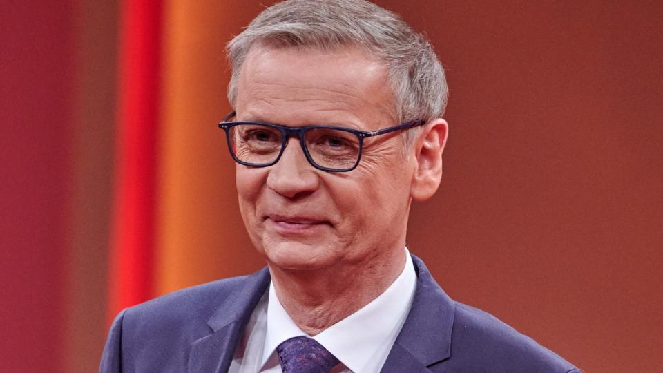 Günther Jauch vor orange-rotem Hintergrund