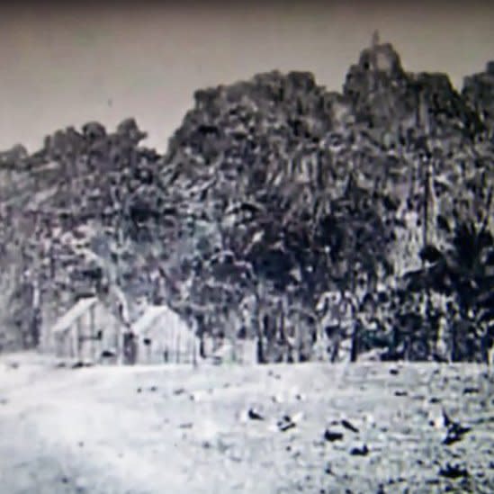 Casas bajo la roca de Clipperton.