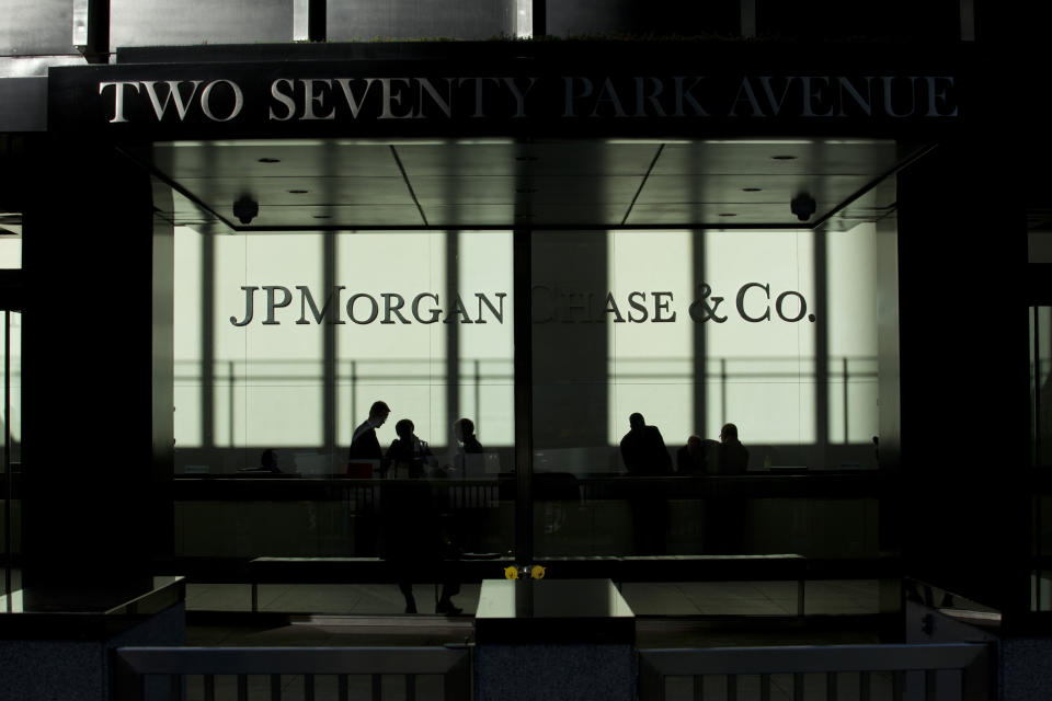 People walk inside JP Morgan headquarters in New York, October 25, 2013.  REUTERS/Eduardo Munoz (UNITED STATES - Tags: BUSINESS SCIENCE TECHNOLOGY LOGO)