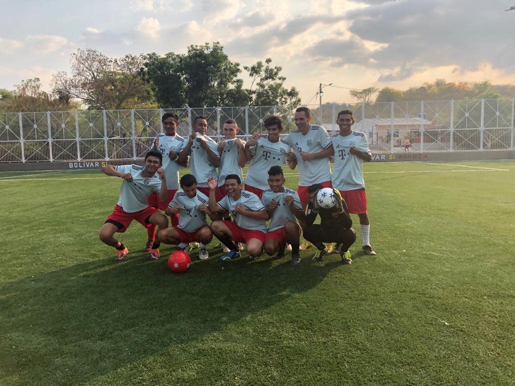 El equipo de El Salado, que recibió indumentaria oficial del club alemán (Foto Facebook Bayern Munich en español)