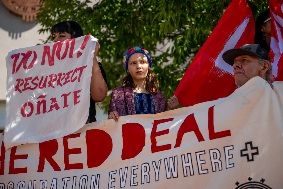 Suspect in Maga hat arrested after protester shot during demo against statue of conquistador in New Mexico (news.yahoo.com)