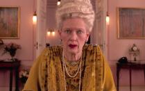 Ja, auch das ist Tilda Swinton. In Wes Andersons "Grand Budapest Hotel" (2014) spielte sie die 84-jährige Madame D. - nicht die einzige Zusammenarbeit mit Kultfilmemacher Anderson: Swinton trat auch in "Moonrise Kingdom" (2012) auf und sprach eine Figur in Andersons Animationsfilm "Isle of Dogs" (2018). (Bild: 2013 Fox Searchlight)