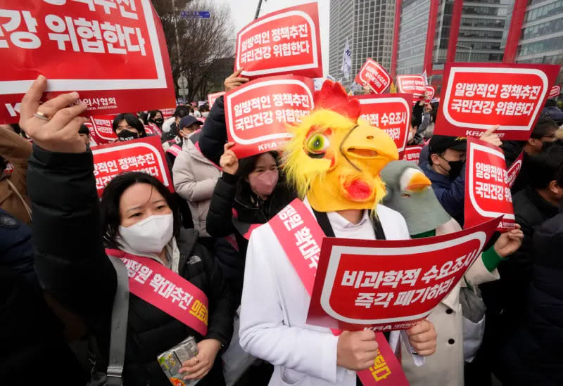 ▲韓國醫師團體和政府針對醫療改革的僵局不斷升級，今（3）超過上千名醫師走上首爾街頭抗議。（圖／美聯社/達志影像）