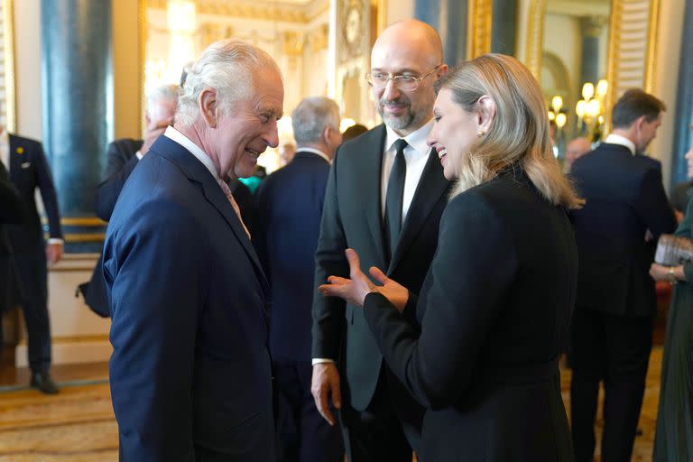 El rey Carlos III dialoga con la primera dama de Ucrania, Olena Zelenska, y el primer ministro Denys Shmyhal en el Palacio de Buckingham